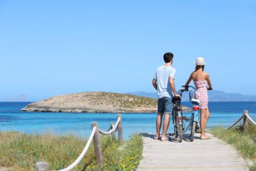 couple with bicycles at coast