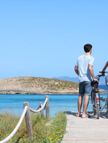 couple with bicycles at coast